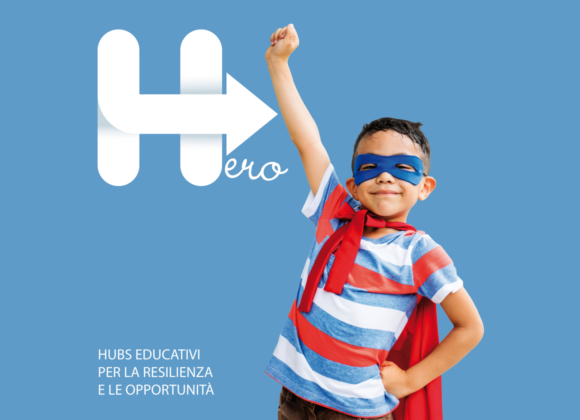 bambino vestito da eroe -hero