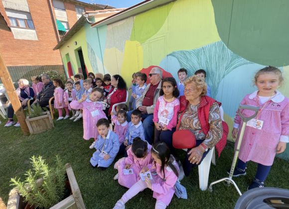 I bimbi della scuola Caramelli in visita ai nonni di Cantastorie